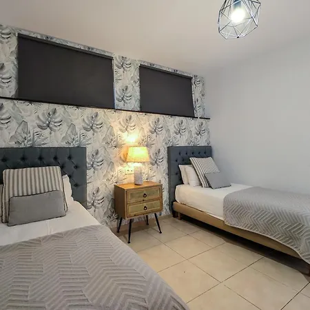 Penguina - 5 Bedroom - Hot Tub - Heated Pool Villa *